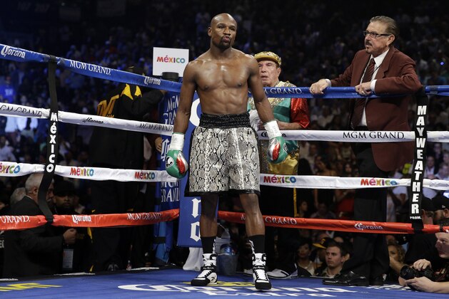 Floyd Mayweather waits between rounds during his WBA welterweight and WBC super  welterweight title fight against Marcos Maidana, Saturday, Sept. 13, 2014, in Las Vegas. (AP Photo/John Locher)
