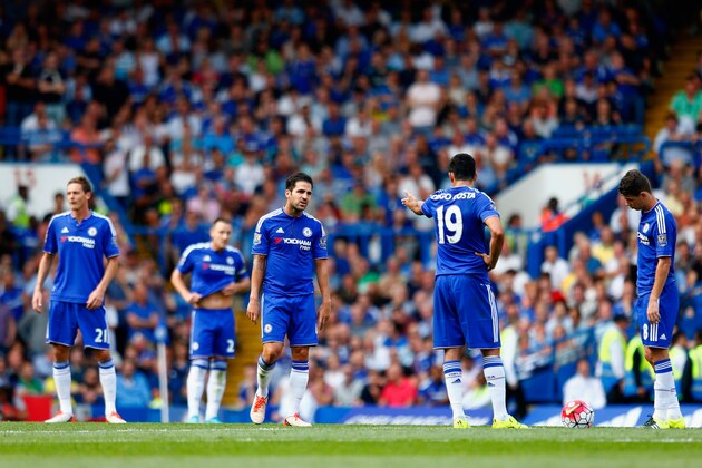 LONDON, ENGLAND - AUGUST 08: Chelsea players react after conceding the first goal to Swansea during the Barclays Premier League match between Chelsea and Swansea City at Stamford Bridge on August 8, 2015 in London, England.  (Photo by Julian Finney/Getty Images)
