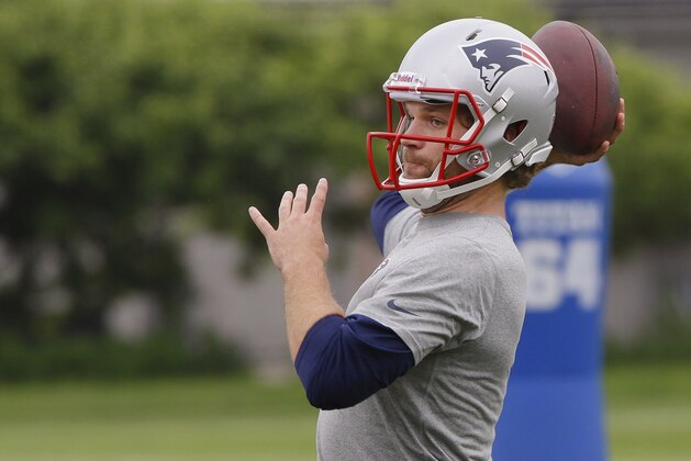 Newly acquired New England Patriots quarterback Matt Flynn (10) throws a pass during an NFL football minicamp Tuesday, June 16, 2015, in Foxborough, Mass. (AP Photo/Stephan Savoia)