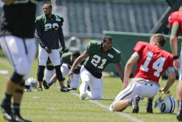 New York Jets defensive back Marcus Gilchrist (21) stretches with teammates during practice at NFL football training camp, Tuesday, Aug. 4, 2015, in Florham Park, N.J. (AP Photo/Frank Franklin II)