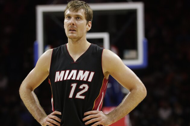 Miami Heat's Zoran Dragic, of Slovenia, in action during an NBA basketball game against the Philadelphia 76ers, Wednesday, April 15, 2015, in Philadelphia. (AP Photo/Matt Slocum)