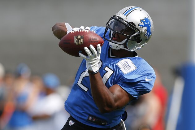Detroit Lions running back Ameer Abdullah makes a catch during NFL football training camp in Allen Park, Mich., Friday, Aug. 7, 2015.  (AP Photo/Paul Sancya)