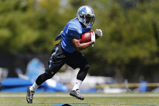 Detroit Lions running back Ameer Abdullah runs the ball during NFL football training camp in Allen Park, Mich., Thursday, Aug. 6, 2015.  (AP Photo/Paul Sancya)