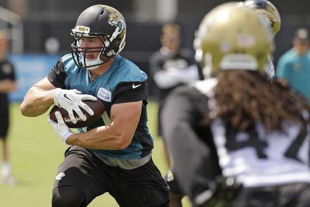 Jacksonville Jaguars running back Toby Gerhart, left, runs with the ball during NFL football organized training activities, Tuesday, June 9, 2015, in Jacksonville, Fla. (AP Photo/John Raoux)