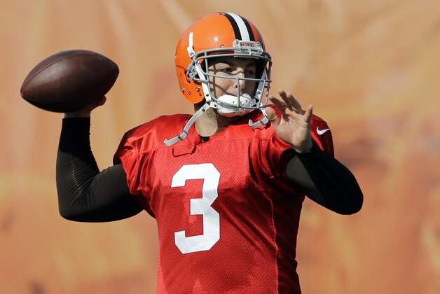 Cleveland Browns quarterback Rex Grossman passes during practice at NFL football training camp in Berea, Ohio Friday, Aug. 15, 2014. (AP Photo/Mark Duncan)