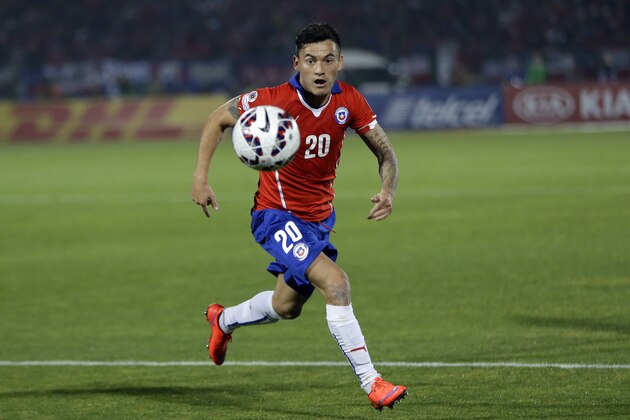 Chile's Charles Aranguiz eyes the ball during a Copa America quarterfinal soccer match against Uruguay at the National Stadium in Santiago, Chile, Wednesday, June 24, 2015. (AP Photo/Ricardo Mazalan)