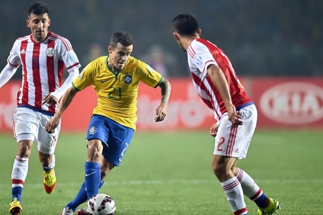 Brazil's midfielder Philippe Coutinho (C) is marked by Paraguay's forward Edgar Benitez (L) and defender Ivan Piris during their 2015 Copa America football championship quarter-final match, in Concepcion, Chile, on June 27, 2015.   AFP PHOTO / YURI CORTEZ        (Photo credit should read YURI CORTEZ/AFP/Getty Images)