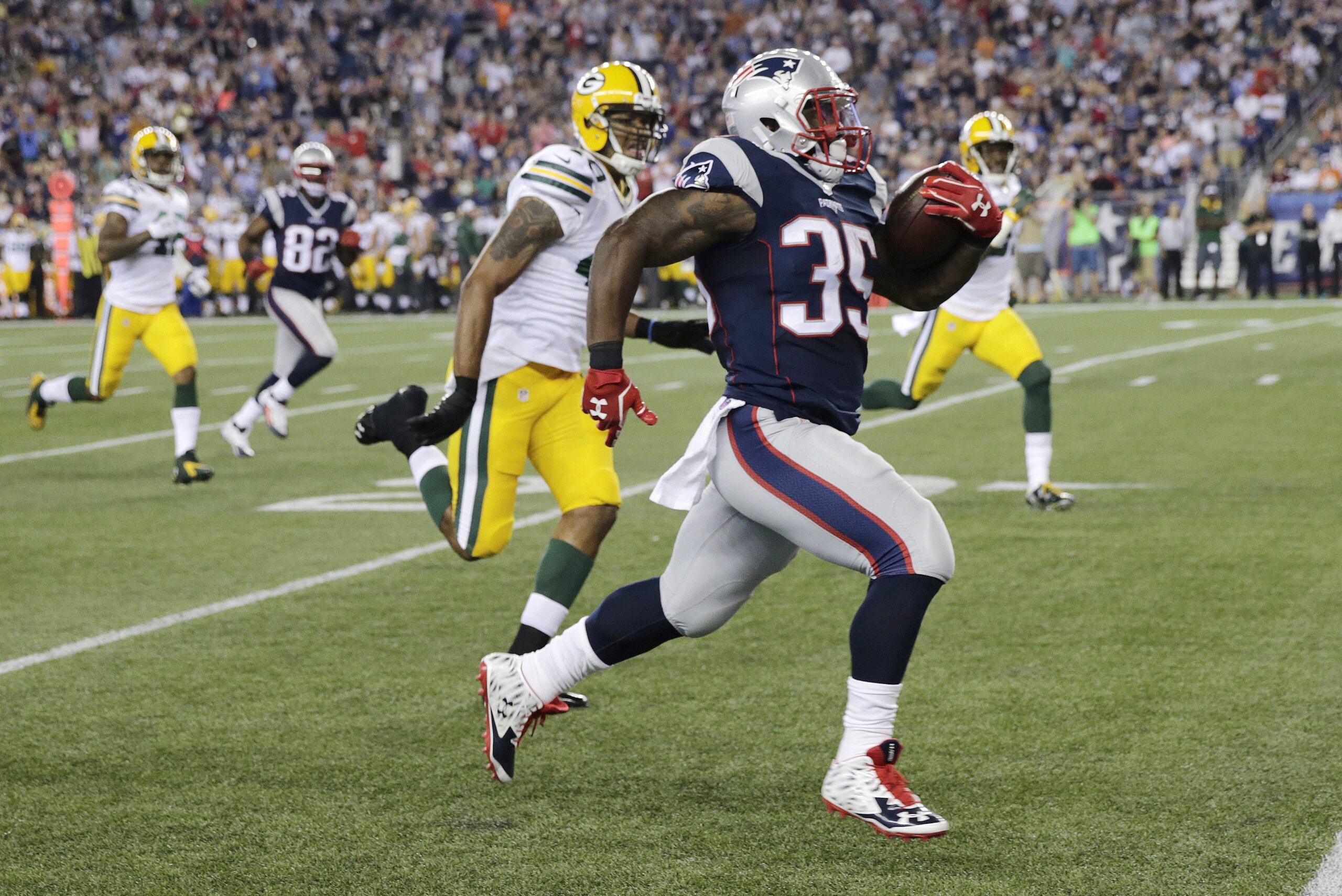 New England Patriots running back Jonas Gray (35) runs past Green Bay Packers outside linebacker Adrian Hubbard as he heads toward the end zone for a touchdown during the first half of an NFL preseason football game Thursday, Aug. 13, 2015, in Foxborough, Mass. (AP Photo/Charles Krupa)
