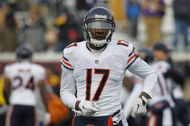 Chicago Bears wide receiver Alshon Jeffery (17) warms up before an NFL football game against the Minnesota Vikings, Sunday, Dec. 28, 2014, in Minneapolis. (AP Photo/Ann Heisenfelt)