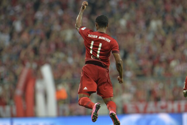 Bayern's Douglas Costa celebrates after scoring his side's fifth goal during the German Bundesliga soccer match between FC Bayern Munich and Hamburger SV in Munich, southern Germany, Friday, Aug. 14, 2015. (AP Photo/Kerstin Joensson)