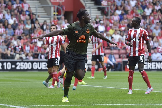 SOUTHAMPTON, ENGLAND - AUGUST 15:  Romelu Lukaku celebrates after scoring during the Barclays Premier League match between Southampton and Everton at St Mary's Stadium on August 15, 2015 in Southampton, United Kingdom.  (Photo by Tony McArdle/Everton FC via Getty Images)