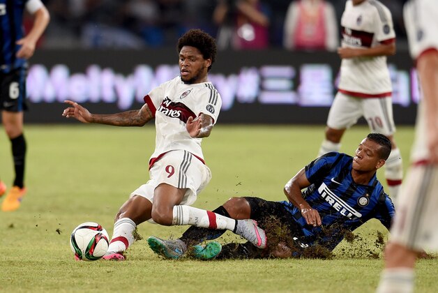 SHENZHEN, CHINA - JULY 25:  Fredy Guarin of FC Internazionale and  Luiz Adriano of AC Milan (L) compete for the ball during the International Champions Cup match between AC Milan and FC Internazionale  on July 25, 2015 in Shenzhen, China.  (Photo by Claudio Villa - Inter/Getty Images)