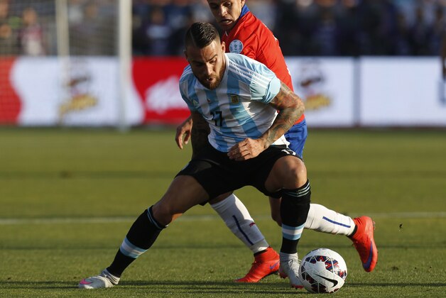 Argentina's Nicolas Otamendi, front, controls the ball under pressure by Chile's Alexis Sanchez during the Copa America final soccer match at the National Stadium in Santiago, Chile, Saturday, July 4, 2015. (AP Photo/Luis Hidalgo)