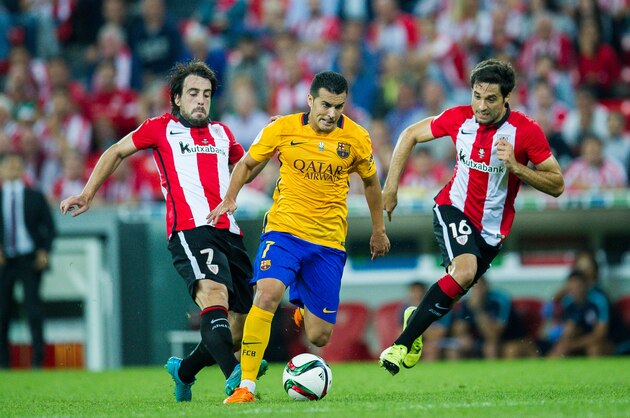 BILBAO, SPAIN - AUGUST 14:  Pedro Rodriguez of FC Barcelona (C) duels for the ball with Benat Etxebarria (L) of Athletic Club during the Super Cup first leg match between of Athletic Club and FC Barcelona at San Mames Stadium on August 14, 2015 in Bilbao, Spain.  (Photo by Juan Manuel Serrano Arce/Getty Images)