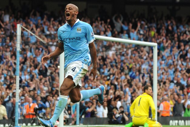 Manchester City’s Vincent Kompany  celebrates after scoring against Chelsea during the English Premier League soccer match between Manchester City and Chelsea at Etihad stadium, Manchester, England, Sunday, Aug. 16, 2015. (AP Photo/Rui Vieira)