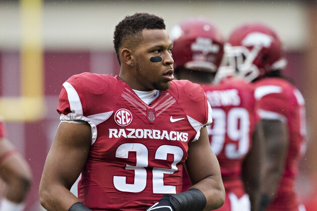 FAYETTEVILLE, AR - NOVEMBER 22:  Jonathan Williams #32 of the Arkansas Razorbacks warming up before a game against the Ole Miss Rebels at Razorback Stadium on November 22, 2014 in Fayetteville, Arkansas.  The Razorbacks defeated the Rebels 30-0.  (Photo by Wesley Hitt/Getty Images)