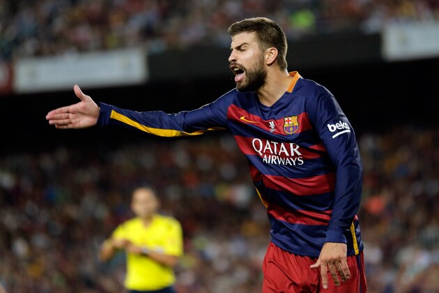 Barcelona's Gerard Pique gestures towards the linesman as referee  Velasco Carballo approaches to show him a red card during a second leg Spanish Super Cup soccer match between FC Barcelona and Athletic Bilbao at the Camp Nou stadium in Barcelona, Spain, Monday, Aug.17, 2015. (AP Photo/Manu Fernandez)