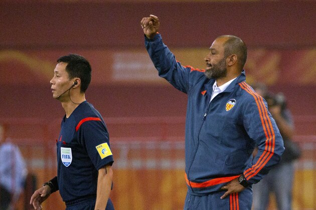 Valencia head coach Nuno Espirito Santo, right, signals to his team during the second half of their friendly soccer match against Valencia in Beijing, Saturday, July 18, 2015. Bayern Munich beat Valencia, 4-1. (AP Photo/Mark Schiefelbein)