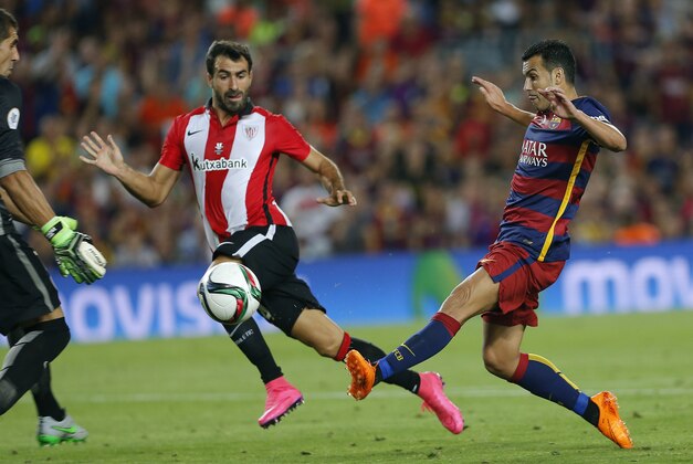 Barcelona's Pedro Rodriguez, right, fails to score during the second leg Spanish Super Cup soccer match between FC Barcelona and Athletic Bilbao at the Camp Nou stadium in Barcelona, Spain, Monday, Aug.17, 2015. (AP Photo/Emilio Morenatti)