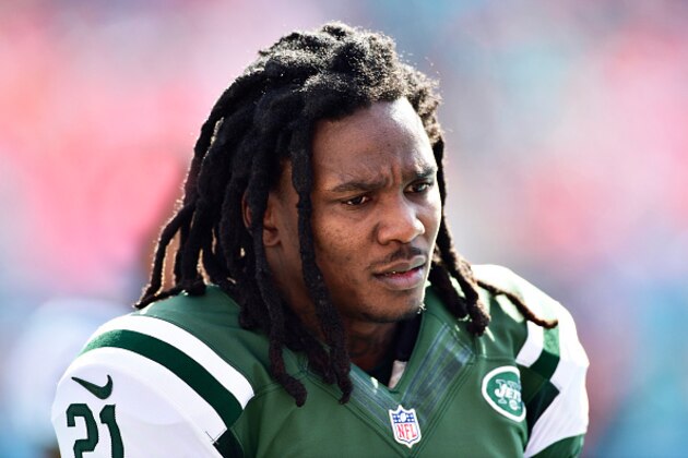 MIAMI GARDENS, FL - DECEMBER 28:  Running back Chris Johnson #21 of the New York Jets looks on before a game against the Miami Dolphins at Sun Life Stadium on December 28, 2014 in Miami Gardens, Florida. (Photo by Ronald C. Modra/Sports Imagery/ Getty Images)