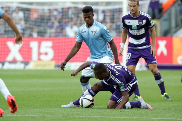 Anderlecht's Youri Thielemans, center, battles for the ball with Lazio Roma's Keita Balde Diao  during a friendly soccer match at the Constant Vanden Stock Stadium in Brussels on Sunday, July 19, 2015. (AP Photo/Francois Walschaerts)