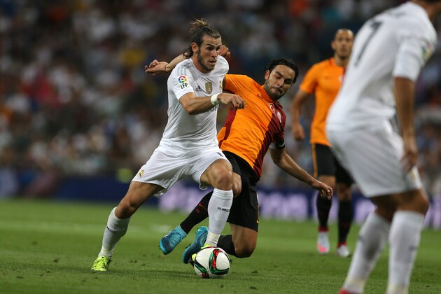 Real Madrid's Gareth Bale, left, vies for the ball with Galatasaray's Selcuk Inan during the Santiago Bernabeu trophy soccer match between Real Madrid and Galatasaray at the Santiago Bernabeu stadium, in Madrid, Spain, Tuesday, Aug. 18, 2015. (AP Photo/Francisco Seco)