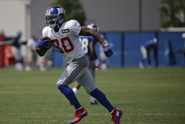 New York Giants wide receiver Victor Cruz (80) runs the ball after pulling down a catch during the team's NFL football training camp, Thursday, Aug. 6, 2015, in East Rutherford, N.J. (AP Photo/Julie Jacobson)