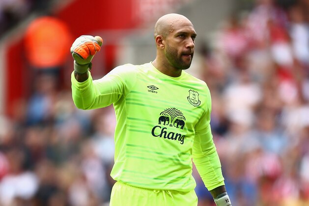 SOUTHAMPTON, ENGLAND - AUGUST 15: Tim Howard of Everton celebrates his team's first goal by Romelu Lukaku (not pictured) during the Barclays Premier League match between Southampton and Everton at St Mary's Stadium on August 15, 2015 in Southampton, United Kingdom.  (Photo by Jordan Mansfield/Getty Images)