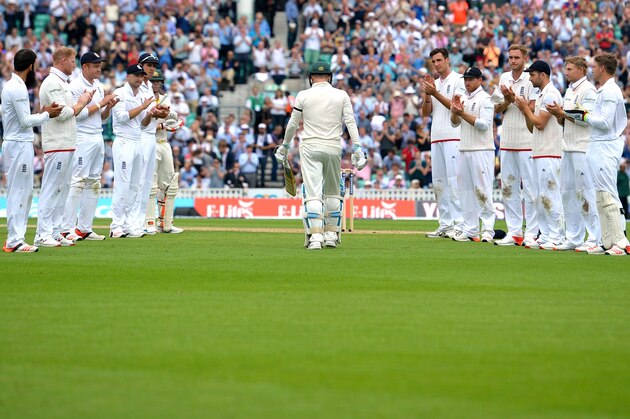 The England team applaud Australia's Michael Clarke (C) as he walks to the wicket before batting during the first day of the fifth Ashes cricket Test match between England and Australia at the Oval in London on August 20, 2015.    AFP PHOTO / GLYN KIRK
RESTRICTED TO EDITORIAL USE. NO ASSOCIATION WITH DIRECT COMPETITOR OF SPONSOR, PARTNER, OR SUPPLIER OF THE ECB        (Photo credit should read GLYN KIRK/AFP/Getty Images)