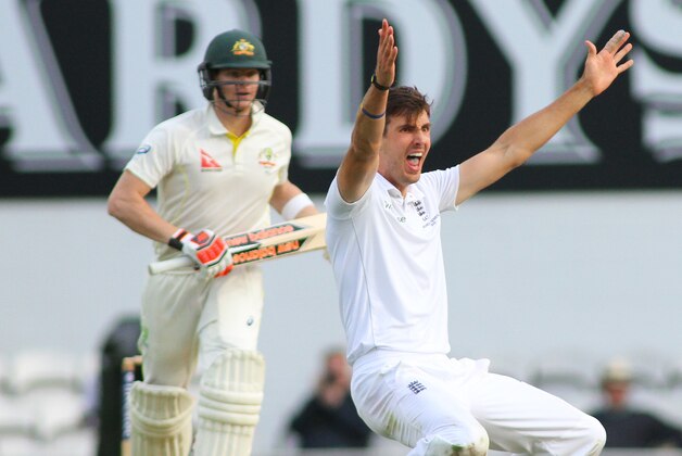 LONDON, ENGLAND - AUGUST 20: Steven Finn of England makes an unsuccessful appeal for the wicket of Steve Smith of Australia during day one of the 5th Investec Ashes Test match between England and Australia at The Kia Oval on August 20, 2015 in London, United Kingdom. (Photo by Mitchell Gunn/Getty Images)