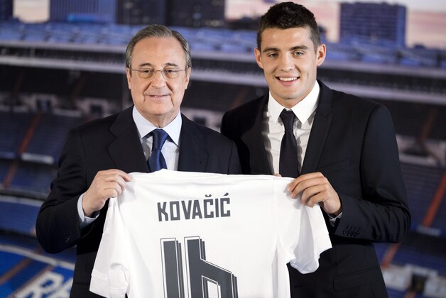 Real Madrid's new player Croatian Mateo Kovacic (R) and Real Madrid's president Florentino Perez hold Kovacic's new jersey during his official presentation at the Santiago Bernabeu stadium in Madrid on August 19, 2015.  AFP PHOTO / DANI POZO        (Photo credit should read DANI POZO/AFP/Getty Images)