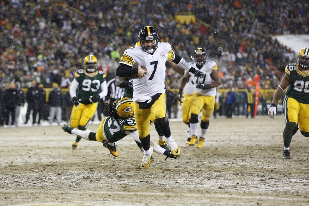 Pittsburgh Steelers' Ben Roethlisberger breaks away for a touchdown run during the second half of an NFL football game against the Green Bay Packers Sunday, Dec. 22, 2013, in Green Bay, Wis. (AP Photo/Mike Roemer)