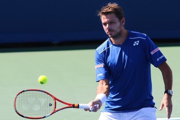 El suizo Stan Wawrinka devuelve una pelota ante Ivo Karlovic en el Masters de Cincinnati el jueves, 20 de agosto de 2015, en Mason, Ohio. (AP Photo/Tom Uhlman)