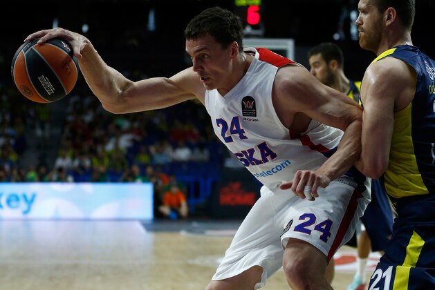 CSKA’s Sasha Kaun, left, controls the ball pressed by Fenerbahce’s Oguz Savas during the Euroleague Final Four third place basketball match between CSKA Moscow and Fenerbahce in Madrid, Spain, Sunday, May 17, 2015. (AP Photo/Daniel Ochoa de Olza)