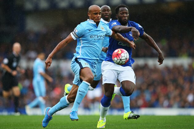LIVERPOOL, ENGLAND - AUGUST 23: Vincent Kompany of Manchester City challenges for the ball with Romelu Lukaku of Everton during the Barclays Premier League match between Everton and Manchester City at Goodison Park on August 23, 2015 in Liverpool, England.  (Photo by Alex Livesey/Getty Images)