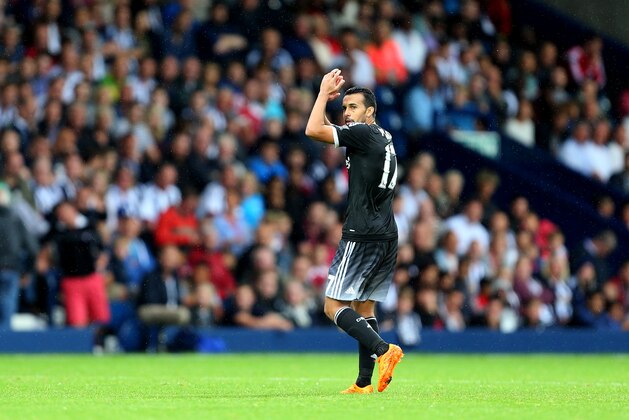 WEST BROMWICH, ENGLAND - AUGUST 23:  Pedro of Chelsea applauds as he comes off during the Barclays Premier League match between West Bromwich Albion and Chelsea on August 23, 2015 in West Bromwich, United Kingdom.  (Photo by Catherine Ivill - AMA/Getty Images)