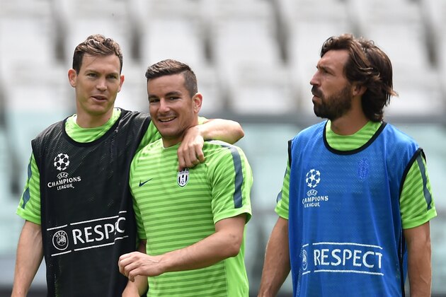 TURIN, ITALY - JUNE 01:  Stephan Lichtsteiner (L) and Simone Padoin (C) of Juventus FC during the Juventus Media Day at Juventus Arena on June 1, 2015 in Turin, Italy.  (Photo by Valerio Pennicino/Getty Images)