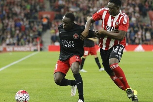 CAPTION CORRECTION, CORRECTS SPELLING OF SOUTHAMPTON - Midtjylland’s Pione Sisto, left, and Southampton’s Victor Wanyama challenge for the ball during the Europa League play-off first leg soccer match between Southampton and Midtjylland in Southampton, England, Thursday, Aug. 20, 2015 . (AP Photo/Frank Augstein)