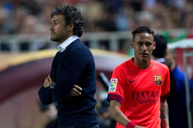 SEVILLE, SPAIN - APRIL 11: Head coach Luis Enrique Martinez (L) of FC Barcelona looks on as his player Neymar JR. (R) is relevated during the La Liga match between Sevilla FC and FC Barcelona at Estadio Ramon Sanchez Pizjuan on April 11, 2015 in Seville, Spain.  (Photo by Gonzalo Arroyo Moreno/Getty Images)