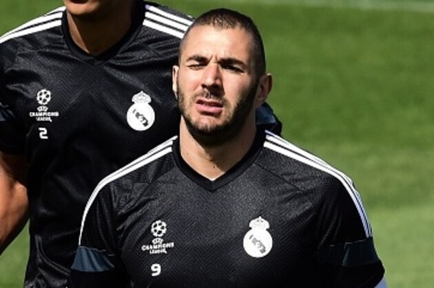 Real Madrid's French defender Raphael Varane (L) and Real Madrid's French forward Karim Benzema run during a training session at Valdebebas training ground in Madrid on May 12, 2015, on the eve of the UEFA Champions League semi-final second leg football match Real Madrid CF vs Juventus.  AFP PHOTO/ GERARD JULIEN        (Photo credit should read GERARD JULIEN/AFP/Getty Images)