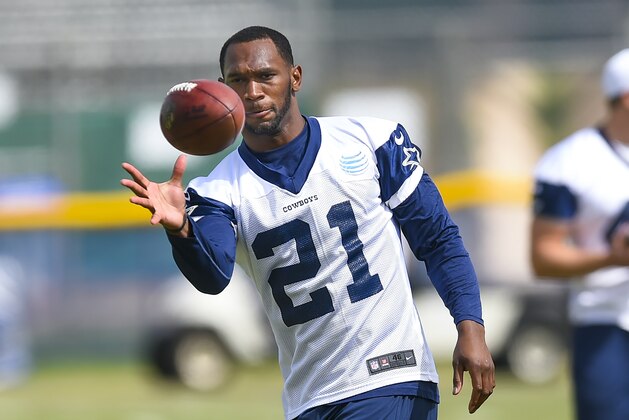 Dallas Cowboys running back Joseph Randle warms up by making some one handed catches during Dallas Cowboys' NFL training camp, Saturday, August 1, 2015, in Oxnard, Calif. (AP Photo/Gus Ruelas)