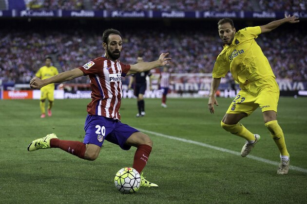 MADRID, SPAIN - AUGUST 22: Juan Francisco Torres alias Juanfran (R) of Atletico de Madrid competes for the ball with Daniel Castello (R) of UD Las Palmas during the La Liga match between Club Atletico de Madrid and UD Las Palmas at Vicente Calderon Stadium on August 22, 2015 in Madrid, Spain.  (Photo by Gonzalo Arroyo Moreno/Getty Images)