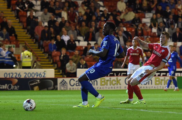 BARNSLEY, ENGLAND - AUGUST 26:  Romelu Lukaku of Everton scores his team's third goal during the Capital One Cup second round match between Barnsley and Everton at Oakwell Stadium on August 26, 2015 in Barnsley, England.  (Photo by Michael Regan/Getty Images)