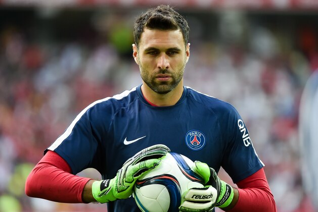 Paris Saint Germain's Italian goalkeeper Salvatore Sirigu warms up before the French Ligue 1 football match between Lille and PSG on August 7, 2015 at the Pierre Mauroy Stadium in Villeneuve d'Ascq. AFP PHOTO / PHILIPPE HUGUEN        (Photo credit should read PHILIPPE HUGUEN/AFP/Getty Images)