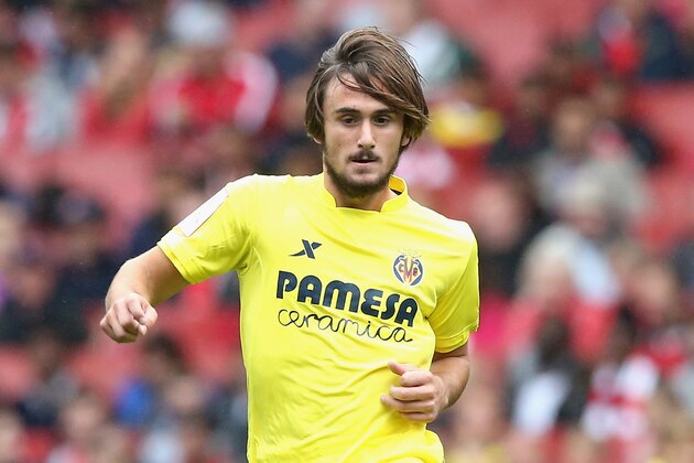 LONDON, ENGLAND - JULY 26:  Aleix Garcia of Villarreal passes the ball during the Emirates Cup match between Olympique Lyonnais and Villarreal at the Emirates Stadium on July 26, 2015 in London, England.  (Photo by David Rogers/Getty Images)