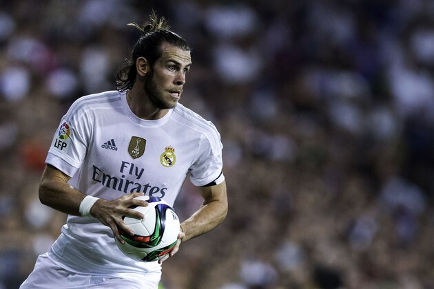 MADRID, SPAIN - AUGUST 18:  Gareth Bale of Real Madrid CF holds the ball during the Santiago Bernabeu Trophy match between Real Madrid CF and Galatasaray  at Estadio Santiago Bernabeu on August 18, 2015 in Madrid, Spain.  (Photo by Gonzalo Arroyo Moreno/Getty Images)
