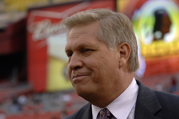 Sideline reporter Chris Mortensen  on ESPN Monday Night Football September 11, 2006 in Washington.  The Minnesota  Vikings defeated the Redskins  19 - 16.  (Photo by Al Messerschmidt/Getty Images)