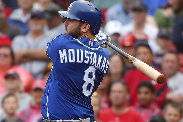 Mike Moustakas, de los Reales de Kansas City, observa la dirección de su doblete productor de dos carreras contra los Medias Rojas de Boston, en la novena entrada del juego del domingo 23 de agosto de 2015, en Boston. (Foto AP/Winslow Townson)
