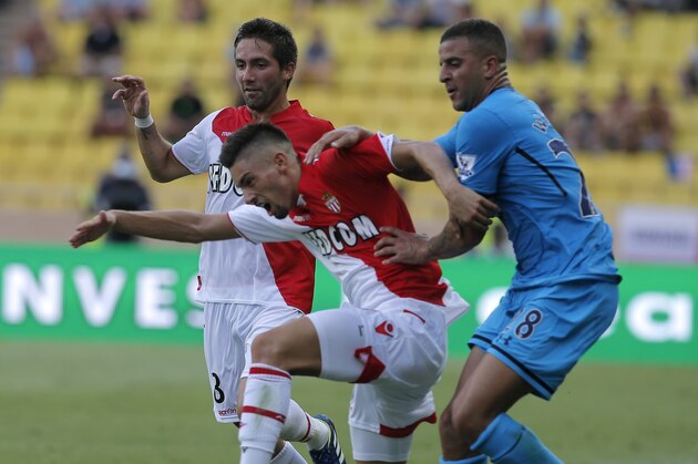 Monaco's Joao Moutinho, left with his teammate Yannick Ferreira Carrasco challenge for the ball with Tottenham Hotspur's Scott Parker, right, during their friendly match Monaco vs Tottenham Hotspur, Saturday, Aug. 3, 2013, in Monaco. (AP Photo/Lionel Cironneau)