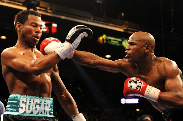 Floyd Mayweather (R) punches Shane Mosley during their welterweight bout at the MGM Grand Hotel/Casino on Mai 1, 2010 in Las Vegas, Nevada. Floyd Mayweather won the fight and is still undefeated. AFP PHOTO / GABRIEL BOUYS (Photo credit should read GABRIEL BOUYS/AFP/Getty Images)